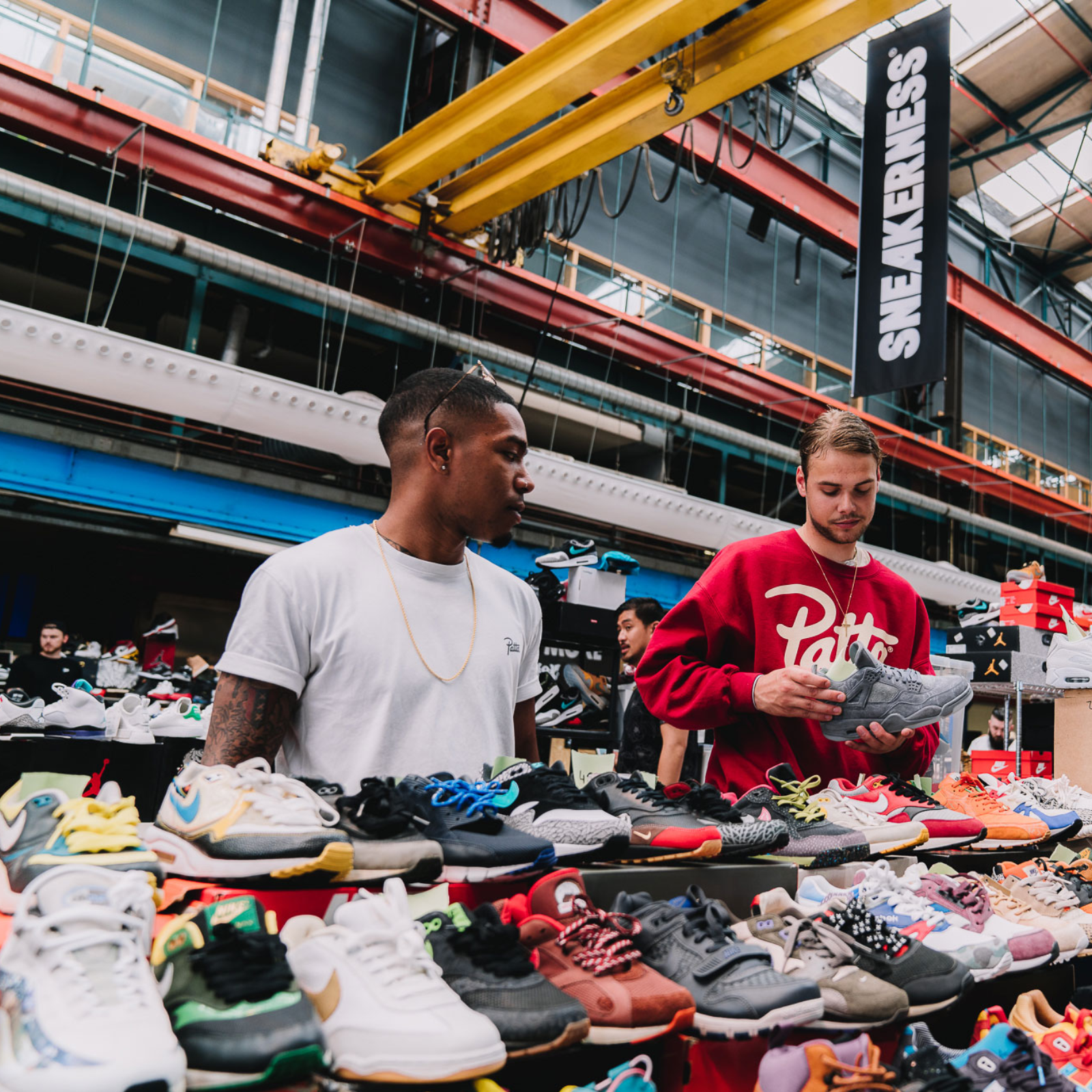Mænd køber sneakers på eftersalgsmarkedet