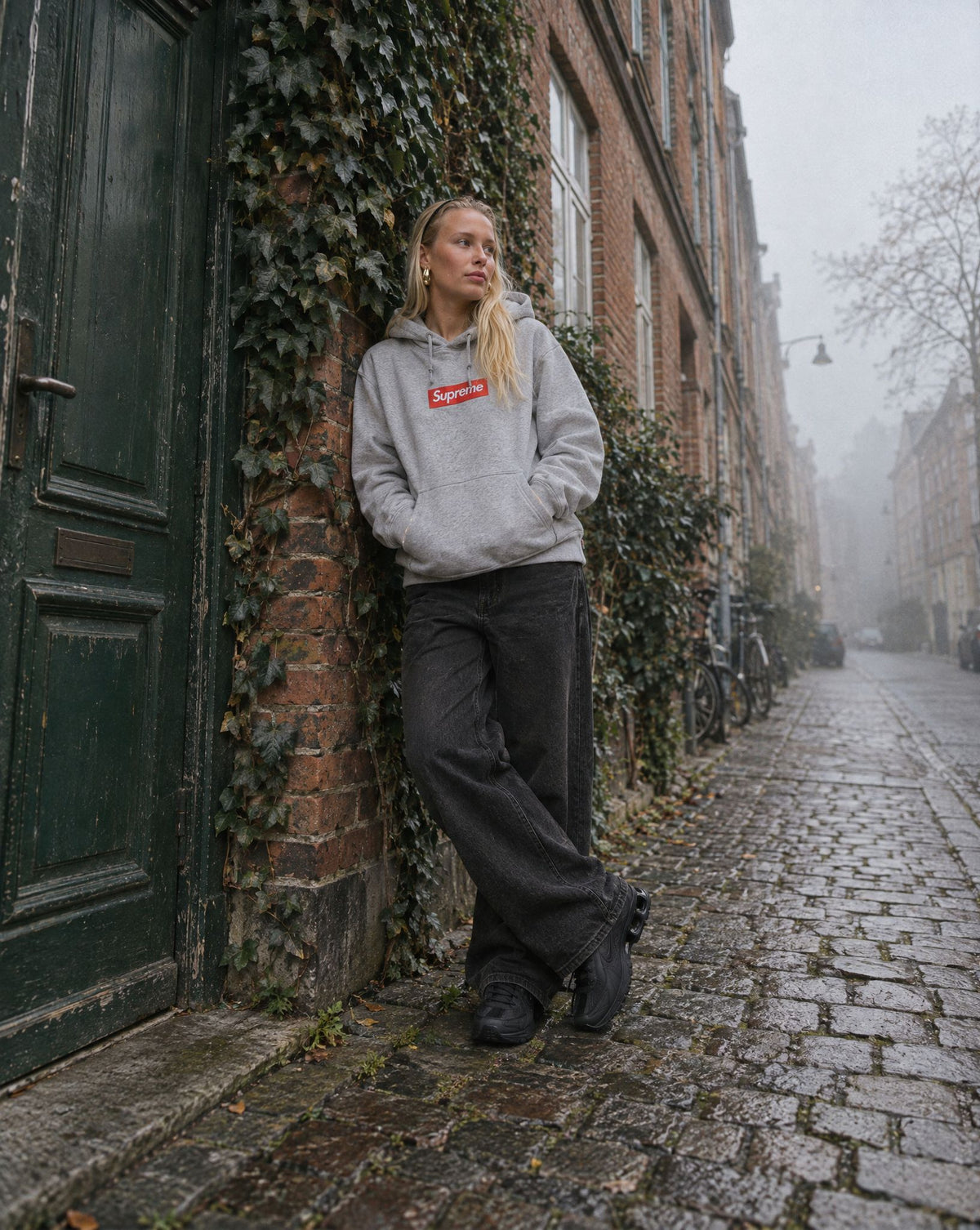Nike Shox R4 Black (Women's) - streetstyle i København