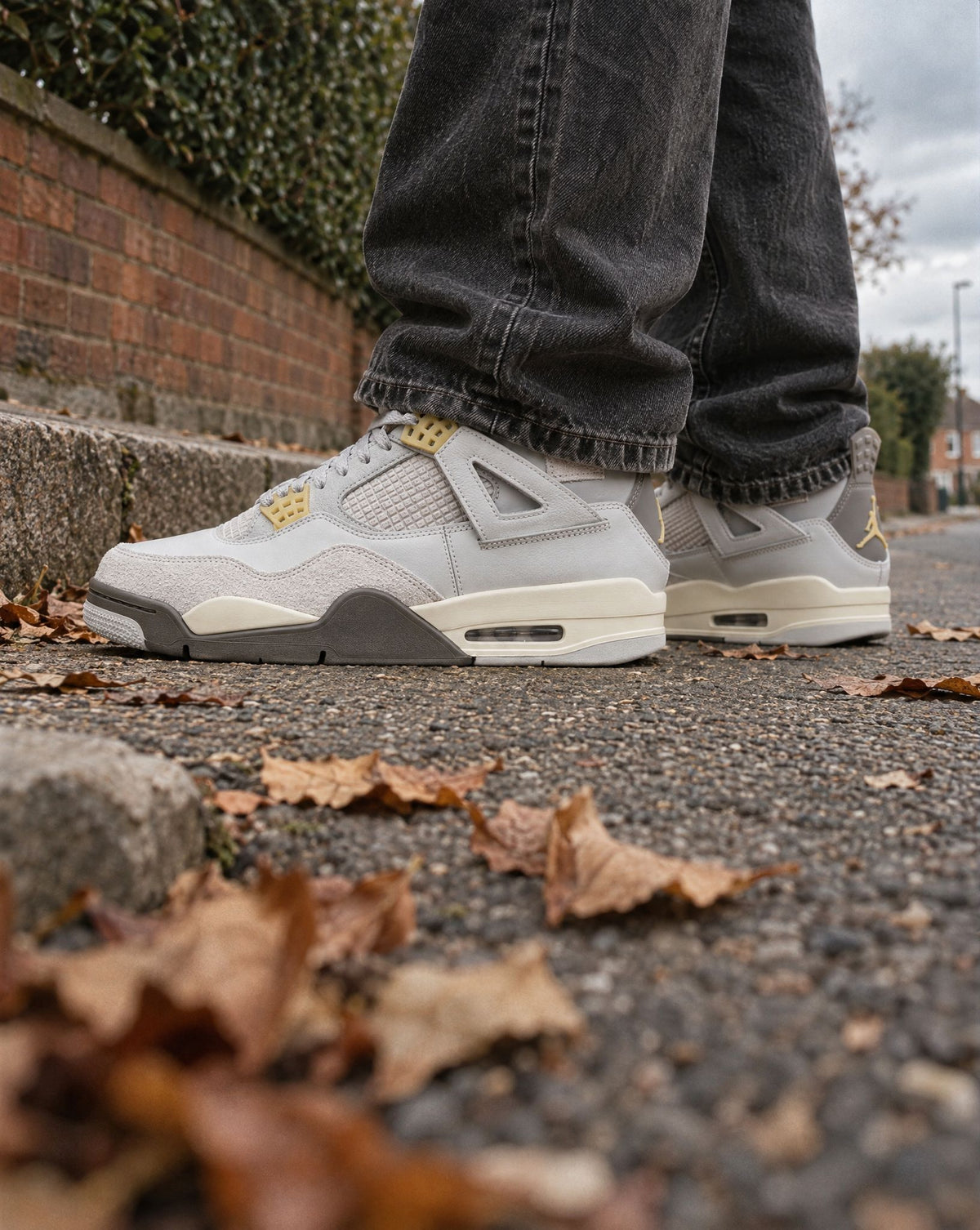 Jordan 4 Retro SE Craft Photon Dust - on-foot