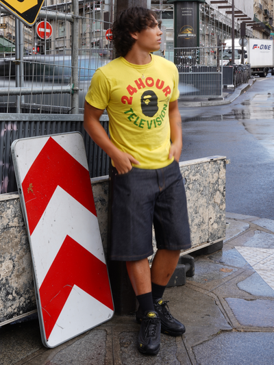 model iført bape t-shirt og air max corteiz