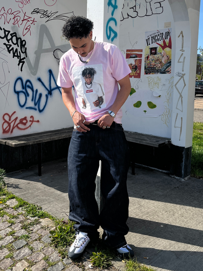 model iført supreme t-shirt