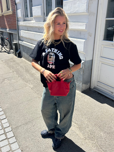 model iført bape t-shirt