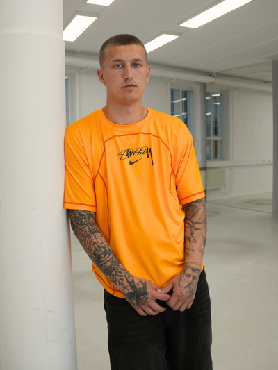 model iført stussy t-shirt