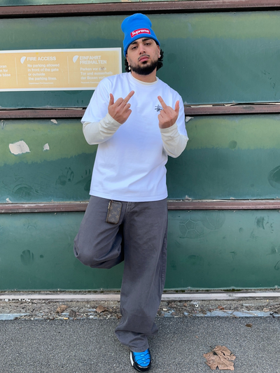 model iført stussy t-shirt og beanie