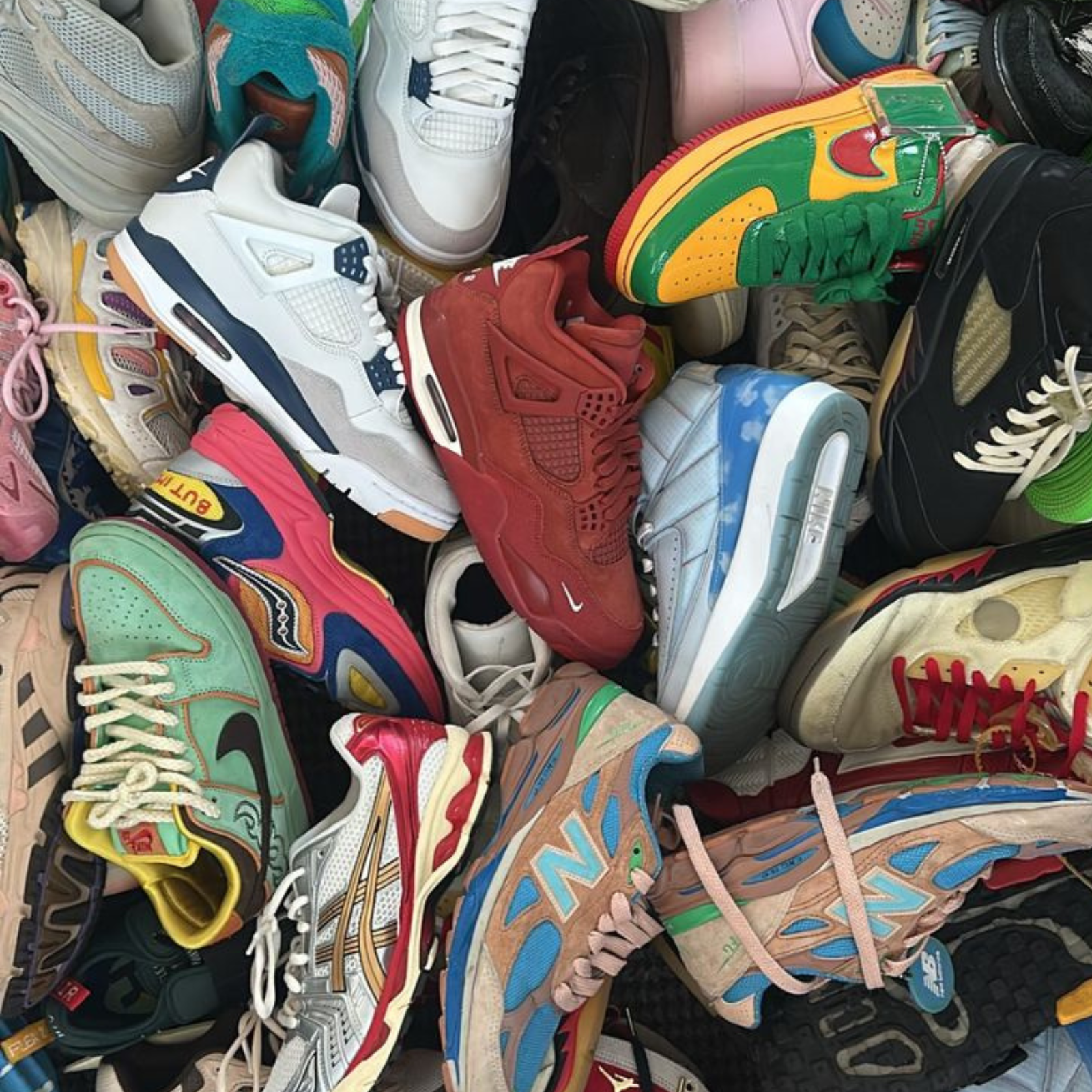 Assorterede sneakers i forskellige farver og mærker, illustration af eftersalgsmarkedet.