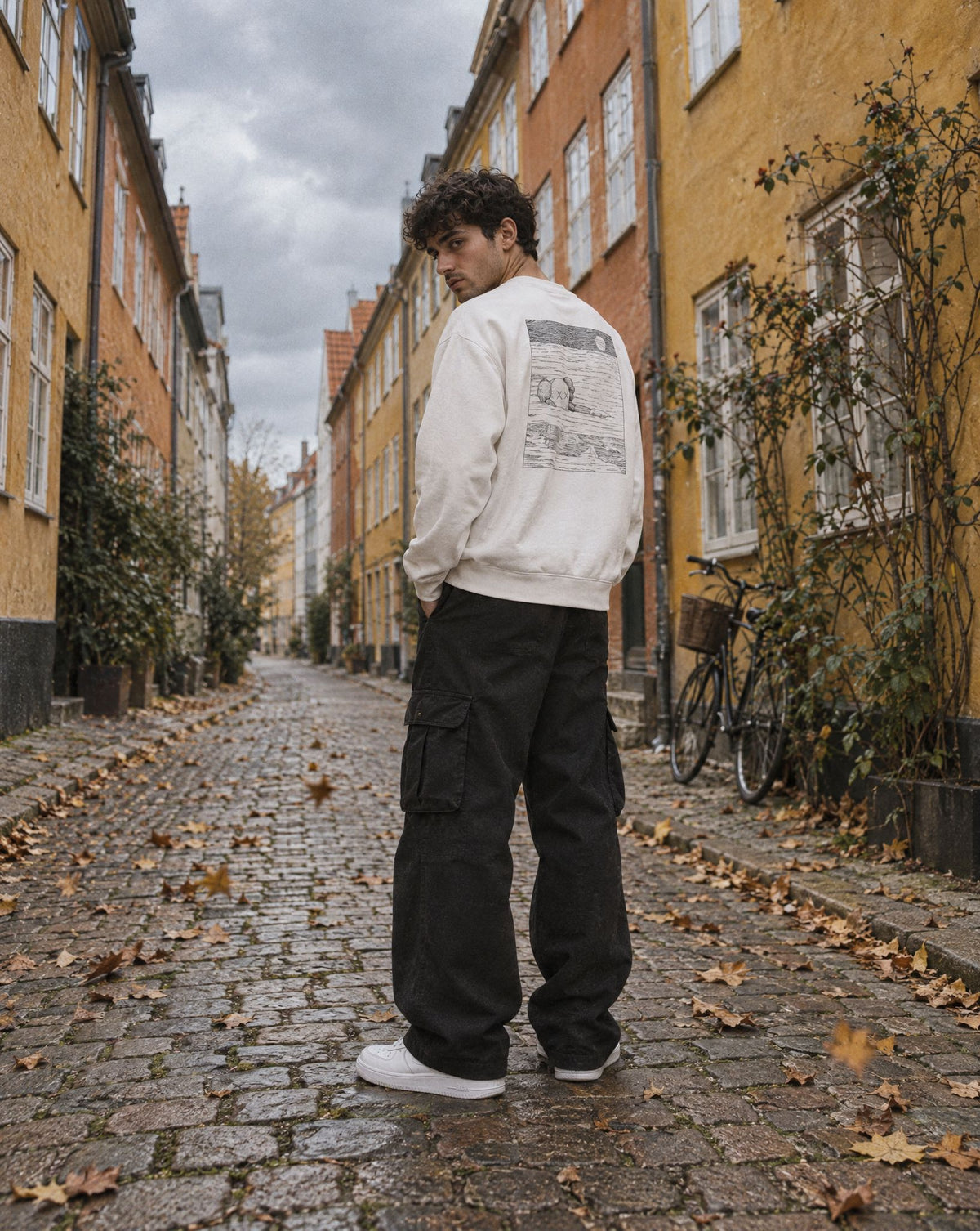 KAWS x Uniqlo Longsleeve Sweatshirt (US Sizing) Off White - streetstyle i København