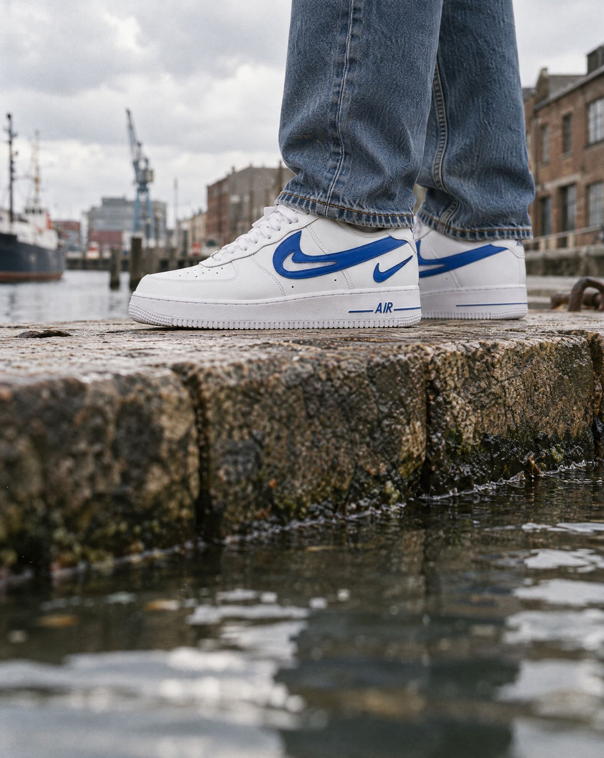 Nike Air Force 1 Low '07 FM Cut Out Swoosh White Game Royal - on-foot